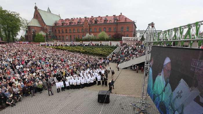 Cérémonie de la canonisation retransmise en Pologne sur écran géant