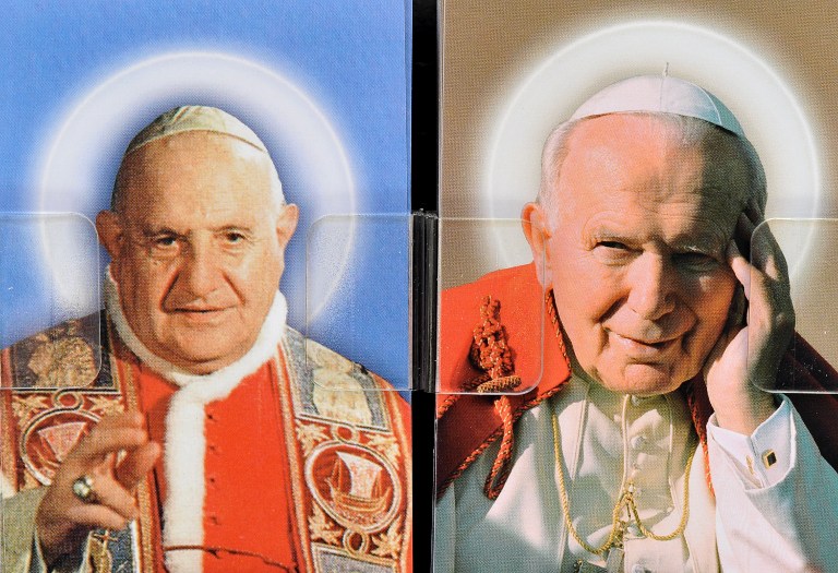 Cartes postales dédiées aux deux nouveaux saints papes Jean XXIII et Jean-Paul II auréolés