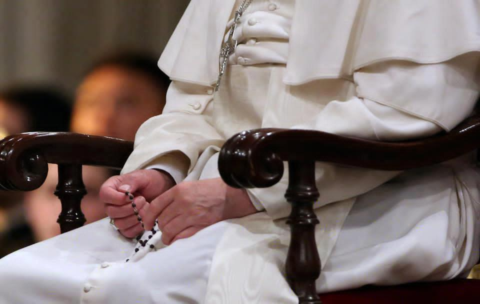 Un chapelet entre les doigts du pape François Ier 