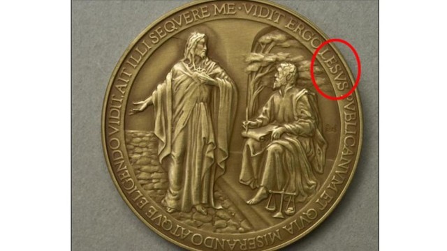 Une médaille pour la première année de pontificat du pape François est retirée de la vente   car elle comporte une faute de frappe: LESUS au lieu de IESUS