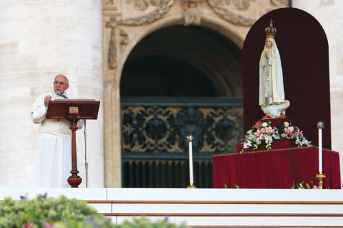 Le pape François Ier place le monde sous la protection de Notre-Dame de Fatima, le samedi 12 octobre 2013