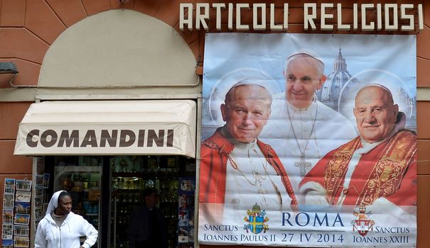 Affiche géante représentant les papes Jean XXIII (d), Jean Paul II (g) et François (c) 