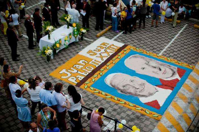 Portraits de Jean-Paul II et de Jean XXIII sur le sol de la basilique St Pierre