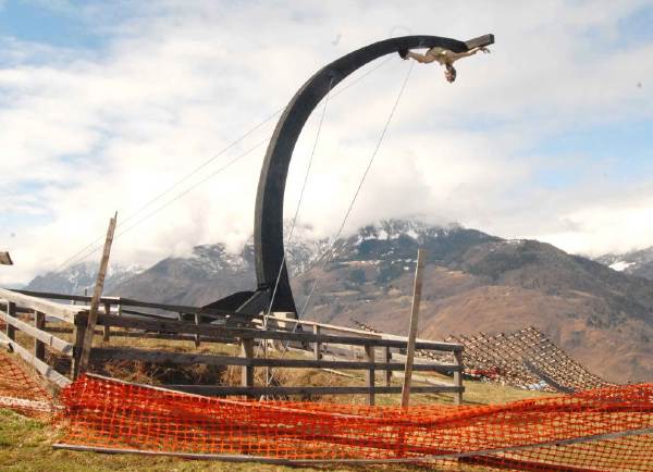 Sur le site de Cevo, la croix du Christ Rédempteur, en construction.