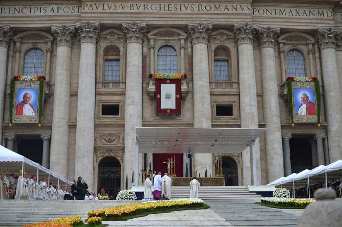 Portraits de Jean-Paul II et de Jean XXIII sur le fronton de la basilique St Pierre