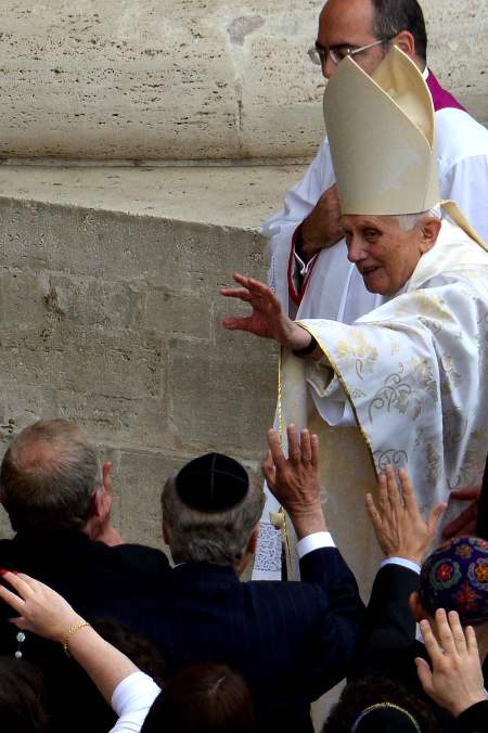 Benoît XVI à son arrivée sur la Place St Pierre