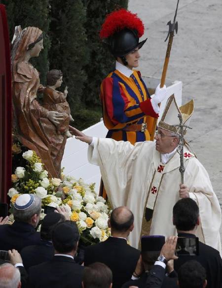 Le pape François 1er à son arrivée sur la Place St Pierre   près d'une statue de la Reine des cieux Babylonienne