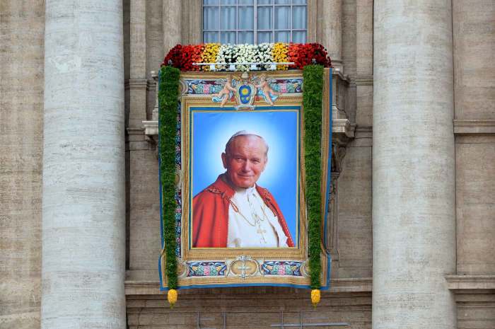 Portrait de Jean-Paul II sur le fronton de la basilique St Pierre