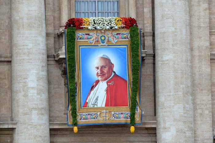 Portrait de Jean XXIII sur le fronton de la basilique St Pierre