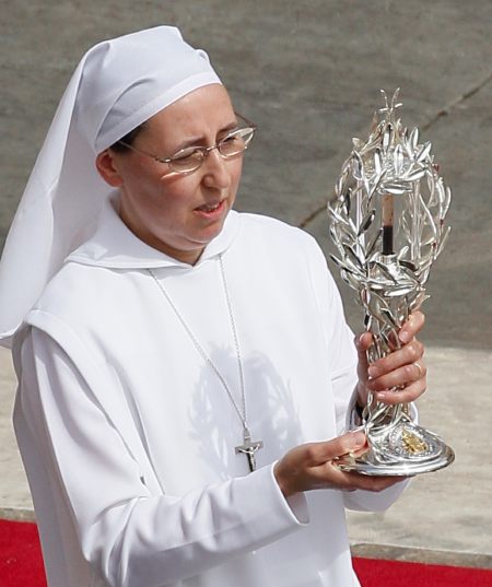 sœur Marie Simon-Pierre transportant le reliquaire avec la fiole de sang de Jean-Paul II