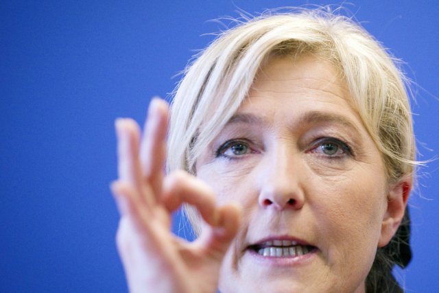 Marine Le Pen affichant le simple signal du OK/666