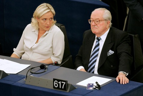 Marine et Jean Marie Le Pen sur leurs sièges 616 et 617 respectifs