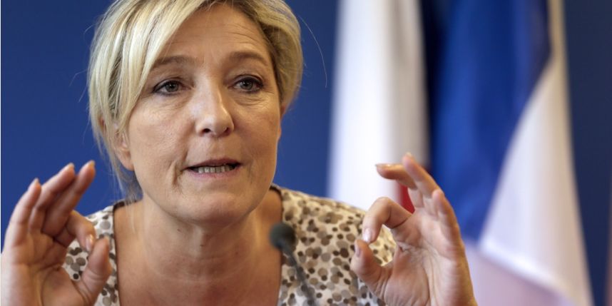 Marine Le Pen affichant le double signal du OK/666  