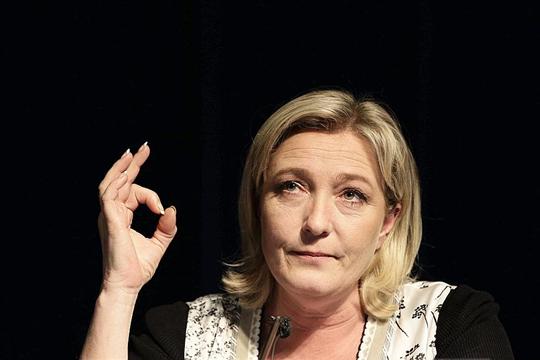 Marine Le Pen affichant le simple signal du OK/666