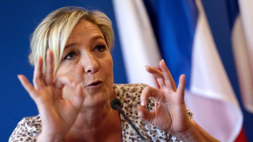 Marine Le Pen affichant le double signal du OK/666  