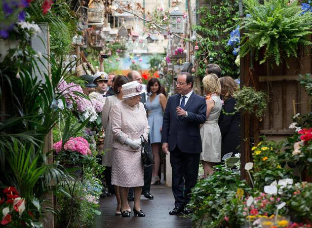 La reine Elizabeth II et F. Hollande sur le marché aux fleurs   rebaptisé marché aux fleurs Reine Elizabeth II — Paris - 7 Juin 2014 —