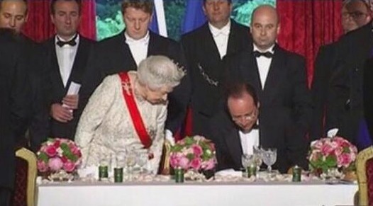 La reine Elizabeth II prenant place aux côtés de F. Hollande   au repas offert en son honneur lors de sa visite du 6/7 Juin 2014