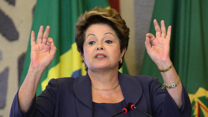 Dilma Roussef flashant le double signal OK/666