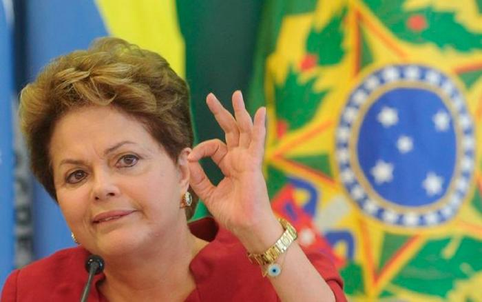 Dilma Roussef flashant le signal simple OK/666