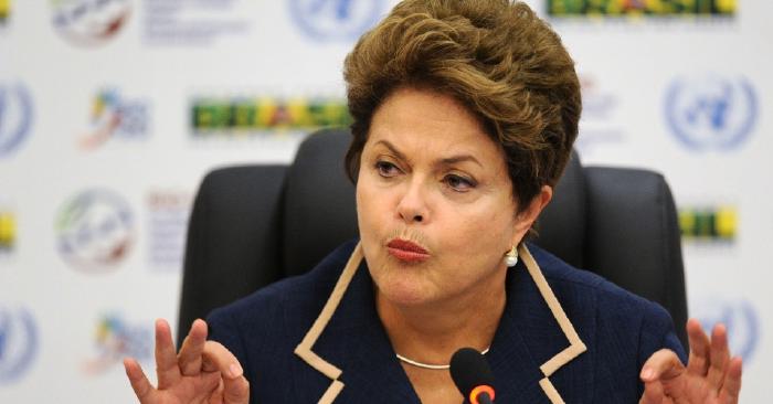 Dilma Roussef flashant le double signal OK/666