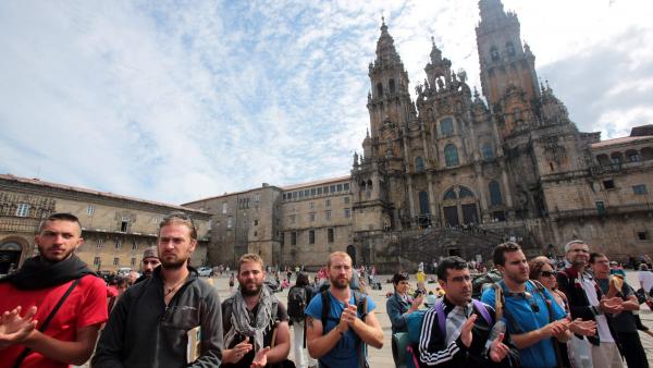 Foule devant la cathédrale de Saint-Jacques-de-Compostelle