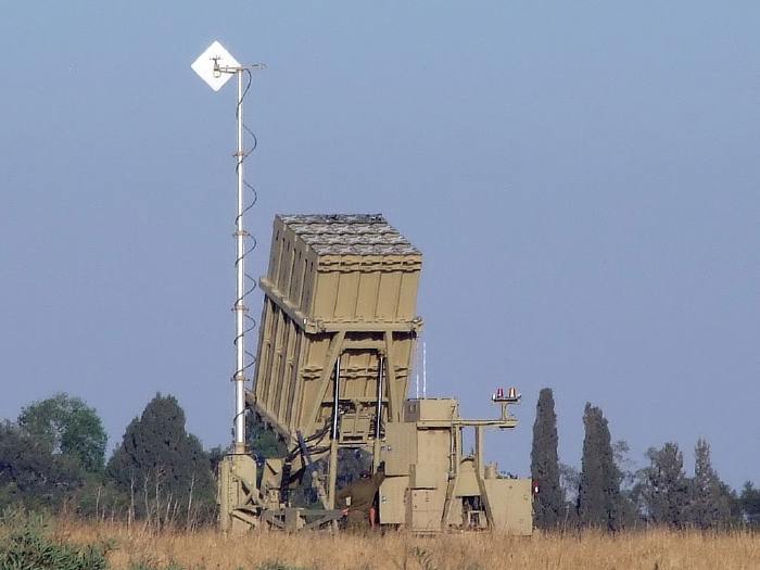 Batterie du Dôme de fer déployé près de Sdérot en Israël