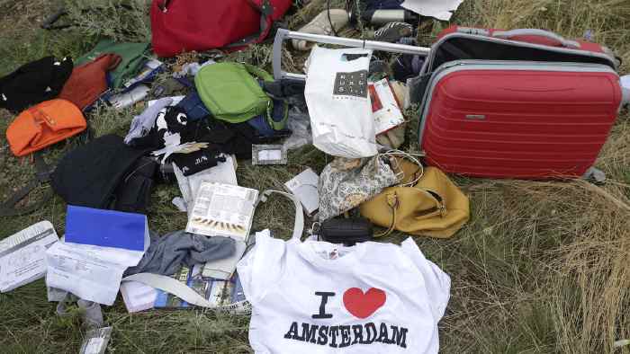 crash du vol MH 17  Une valise avec poignée canne tirée, un "I love Amsterdam" bien en évidence sur un T-shirt, 