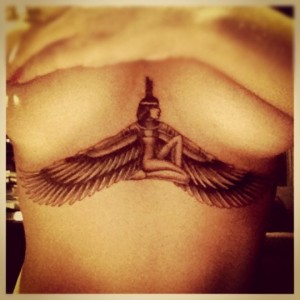 Rihanna arborant un tatouage d'Isis sur son buste 