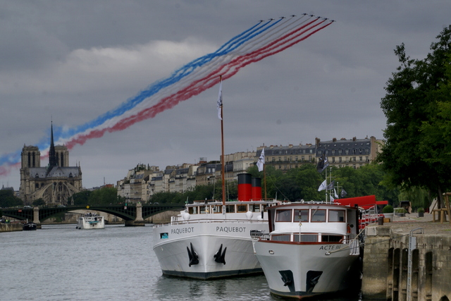 Patrouille de France survolant Paris au 14 Juillet