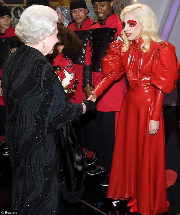 Lady GAGA et la Reine Elizabeth II