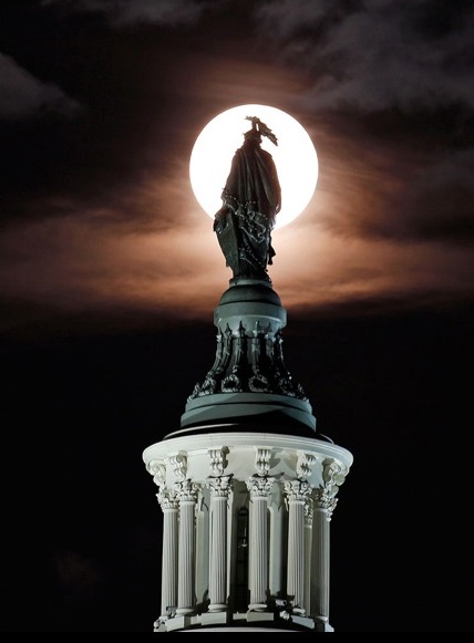 statue de la Liberté au sommet du Dôme du Capitole à Washington