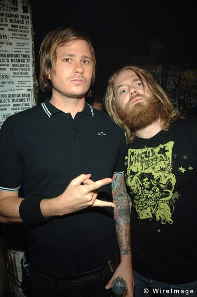 Tom DeLonge et son salut cornu "El Diablo" 