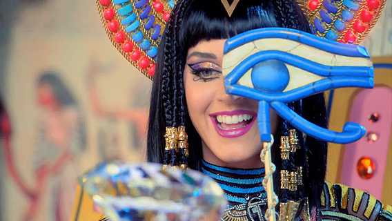 Katy Perry: captures d'écran de son clip: Dark Horse