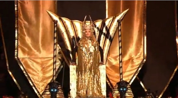Madonna/Isis pendant l'interséance du Super Bowl