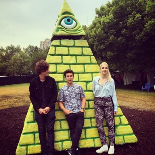 Le Groupe London Grammar posant devant une pyramide de style Illuminati