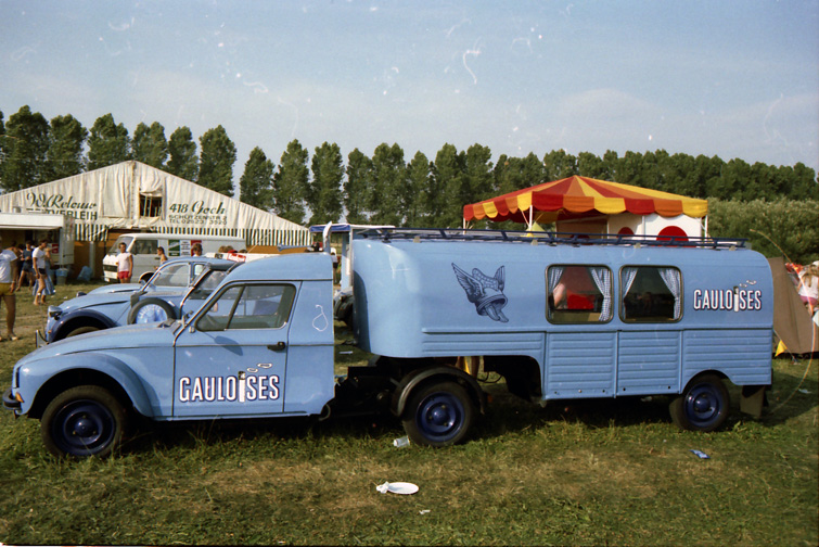 2 CV et attelage Gauloises