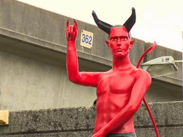 Statue de Satan montée de manière illégale   pendant une nuit dans un parc de Vancouver au Canada!