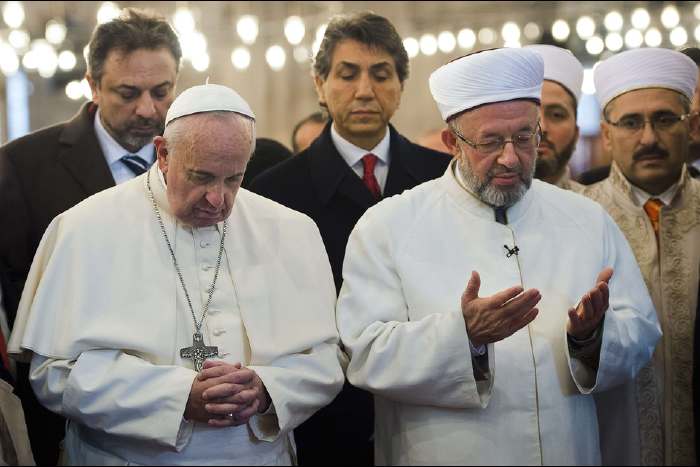 Comme l’avait fait Benoît XVI huit ans auparavant,  le pape François se recueille à la Mosquée bleue aux côtés du mufti d'Istanbul, le 29 novembre 2014.