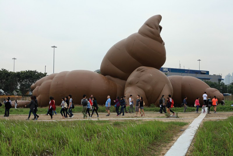 "oeuvre" gonflable de l'"artiste" Paul McCarthy à Hong-Kong