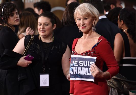 Helen Mirren avec un stylo et un "Je suis Charlie" à la cérémonie des Golden-Globes