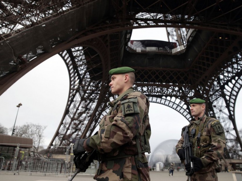 soldats sous la tour Eiffel