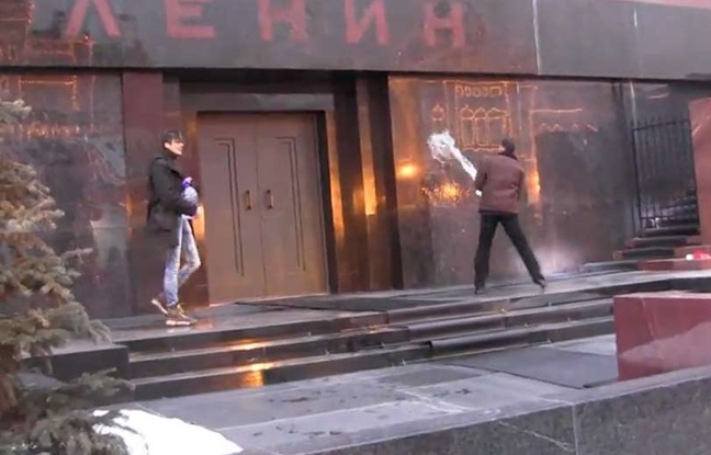 vidéo diffusée sur YouTube montrant deux Russes,   Evgueni Avilov et Oleg Bassov, asperger le mausolée de Lénine d'eau bénite à Moscou