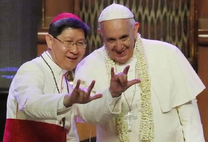 Le pape François 1er en visite aux Philippines flashant le salut de Satan