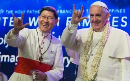 Le pape François 1er en visite aux Philippines flashant le salut de Satan