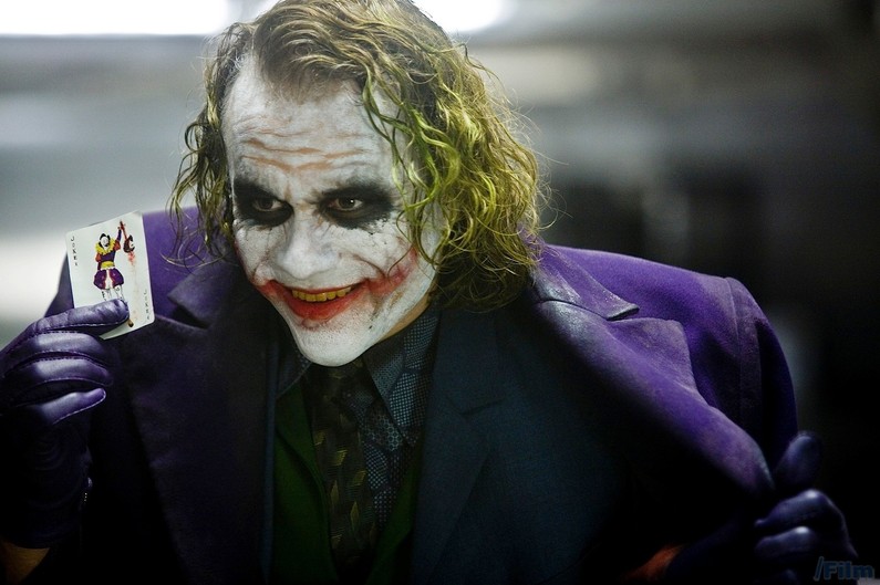 Heath Ledger interprétant le joker au cinéma dans "The Dark Knight" (2008)