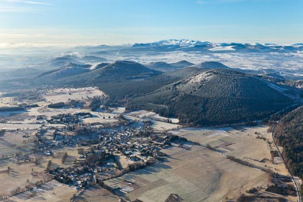 Parc Naturel Régional des Volcans d'Auvergne, Saint-Gènes-Champanelle, Laschamp, Puy de Laschamp, la chaine du Mont Dore en arrière plan