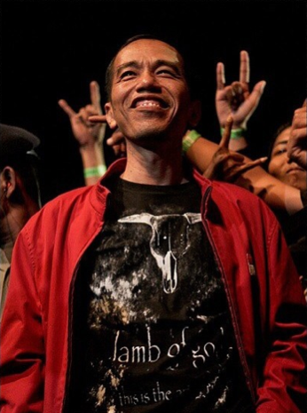 Saluts cornus autour du président Indonésien Joko Widodo