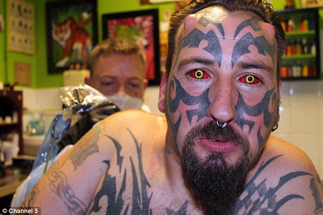 Yeux tatoués