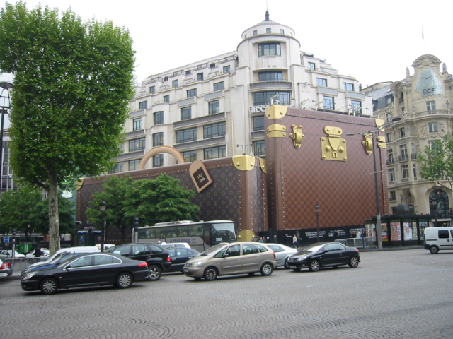 Décoration de la Boutique Louis Vuitton   au 101 avenue des Champs-Élysées à Paris  150e anniversaire du malletier L. Vuitton