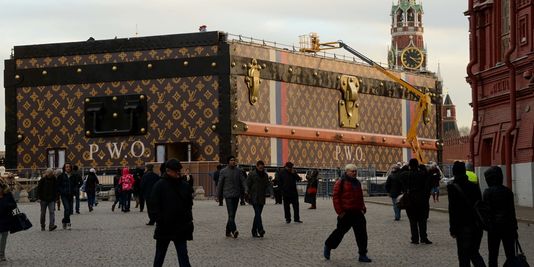 — Malle Louis Vuitton sur la Place Rouge - Moscou —